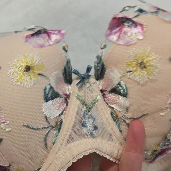 Victoria's Secret Floral Embroidered Bra in Pink - Picture 4 of 7